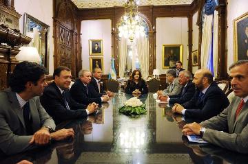 Día de negociaciones y rumores por la estatización de YPF