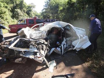 Cuatro personas murieron al chocar dos vehículos de frente en San Pedro