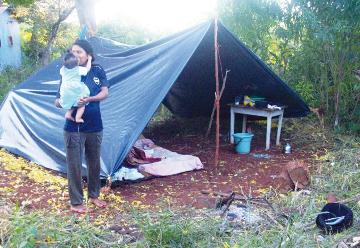 Vive con su bebé en una carpa y espera asistencia municipal