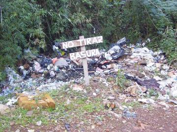 En los parajes de El Soberbio tiran basura a la vera de la ruta