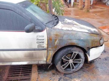 Piromaníacos queman autos en Santo Tomé