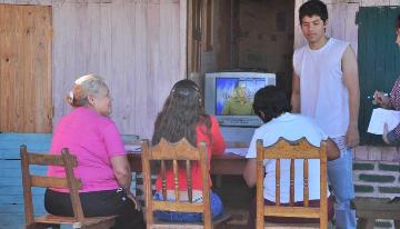 Adolescentes enseñan a abuelas a leer y escribir