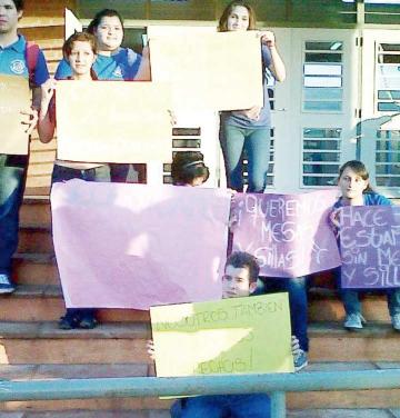 Juntan firmas para pedir mesas  y sillas para una escuela