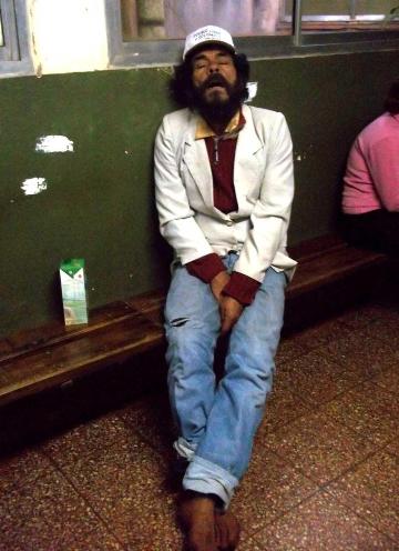 Indigente hizo de la sala de espera del Samic su hogar