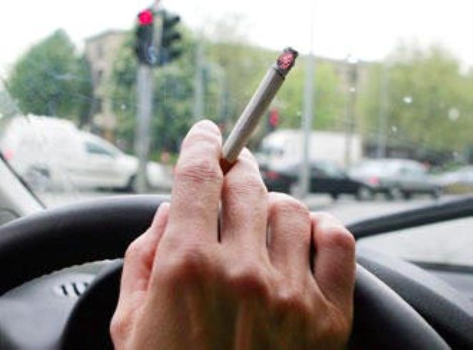 Можно курить в машине. Курит в машине. С сигаретой за рулем. Водитель с сигаретой. Водитель курит за рулем.